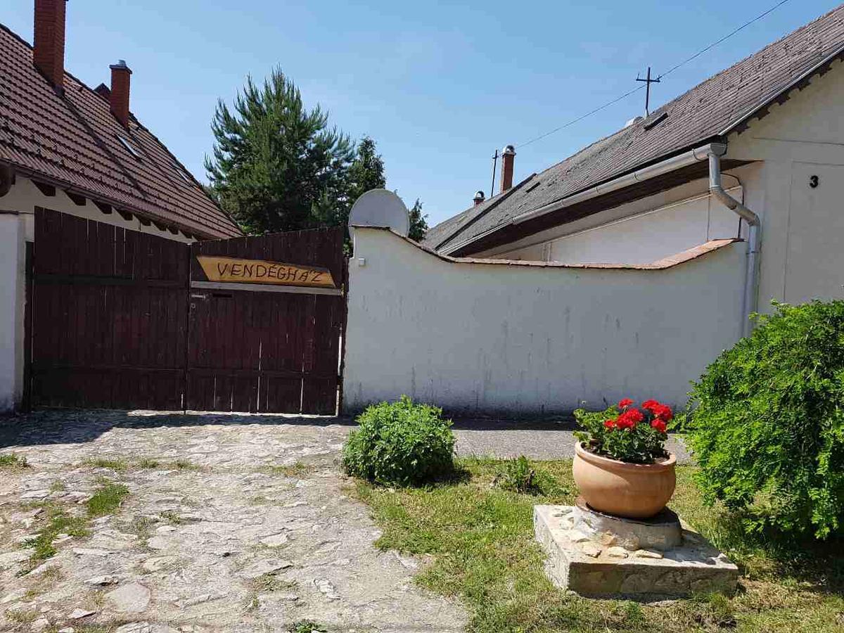 Kuti Vendeghaz Hotel Bakonykuti Buitenkant foto