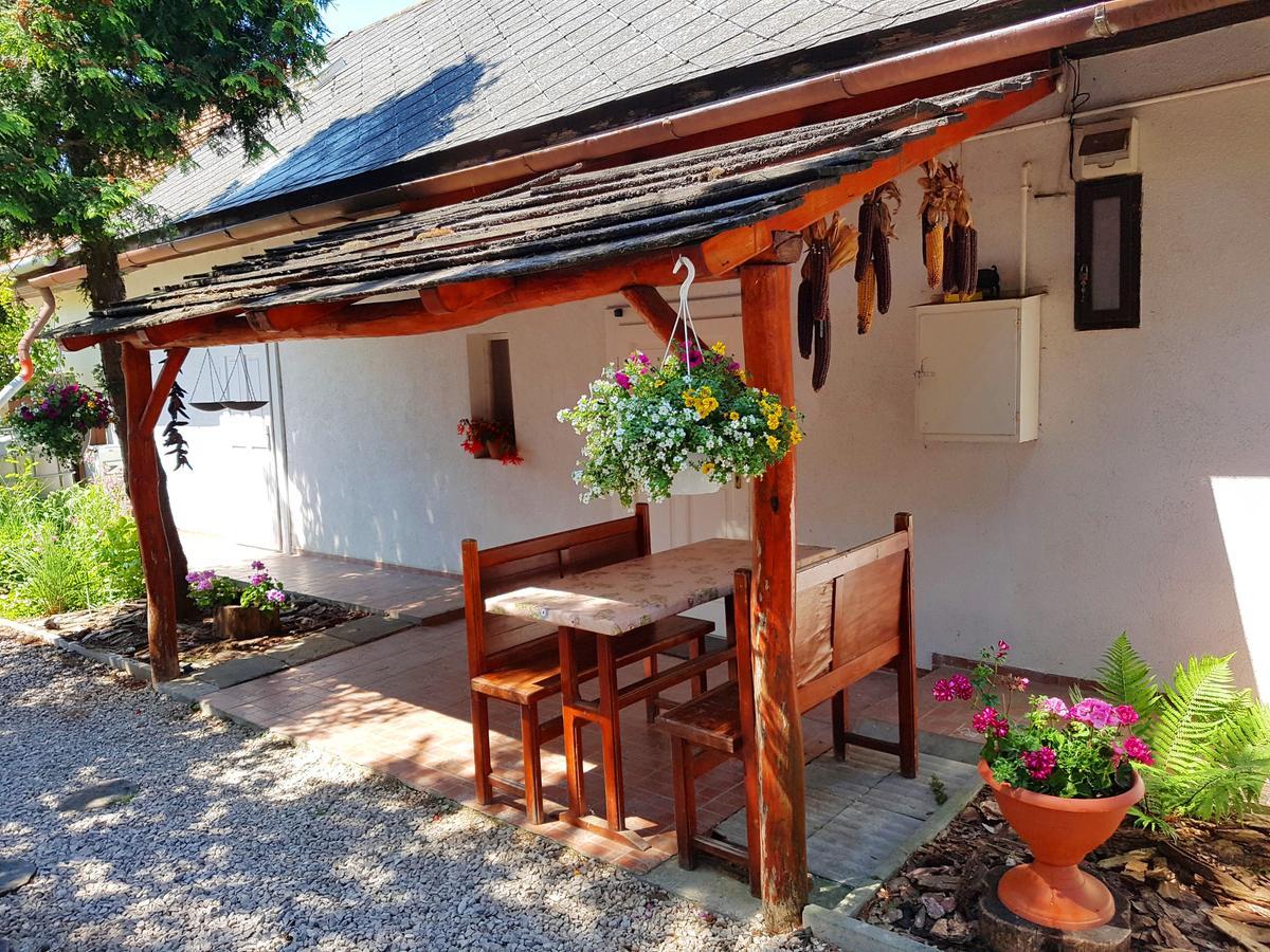 Kuti Vendeghaz Hotel Bakonykuti Buitenkant foto