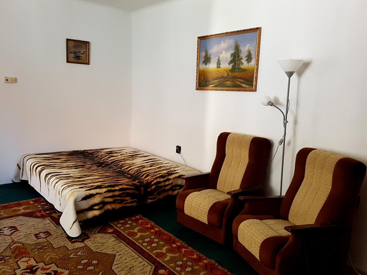 Kuti Vendeghaz Hotel Bakonykuti Buitenkant foto
