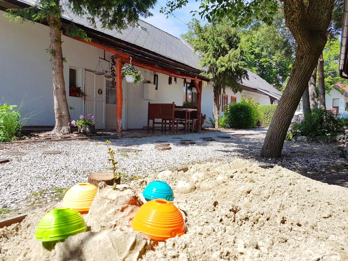 Kuti Vendeghaz Hotel Bakonykuti Buitenkant foto