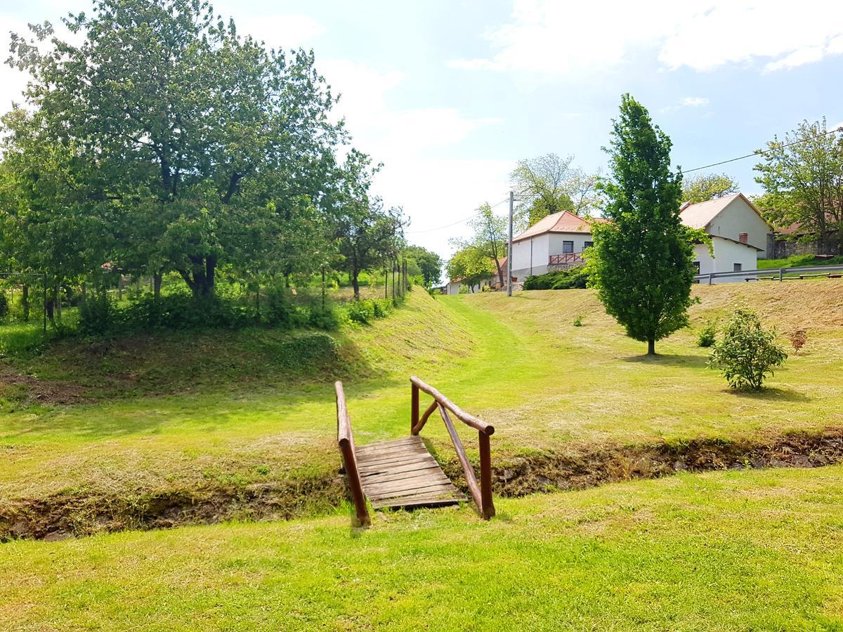 Kuti Vendeghaz Hotel Bakonykuti Buitenkant foto