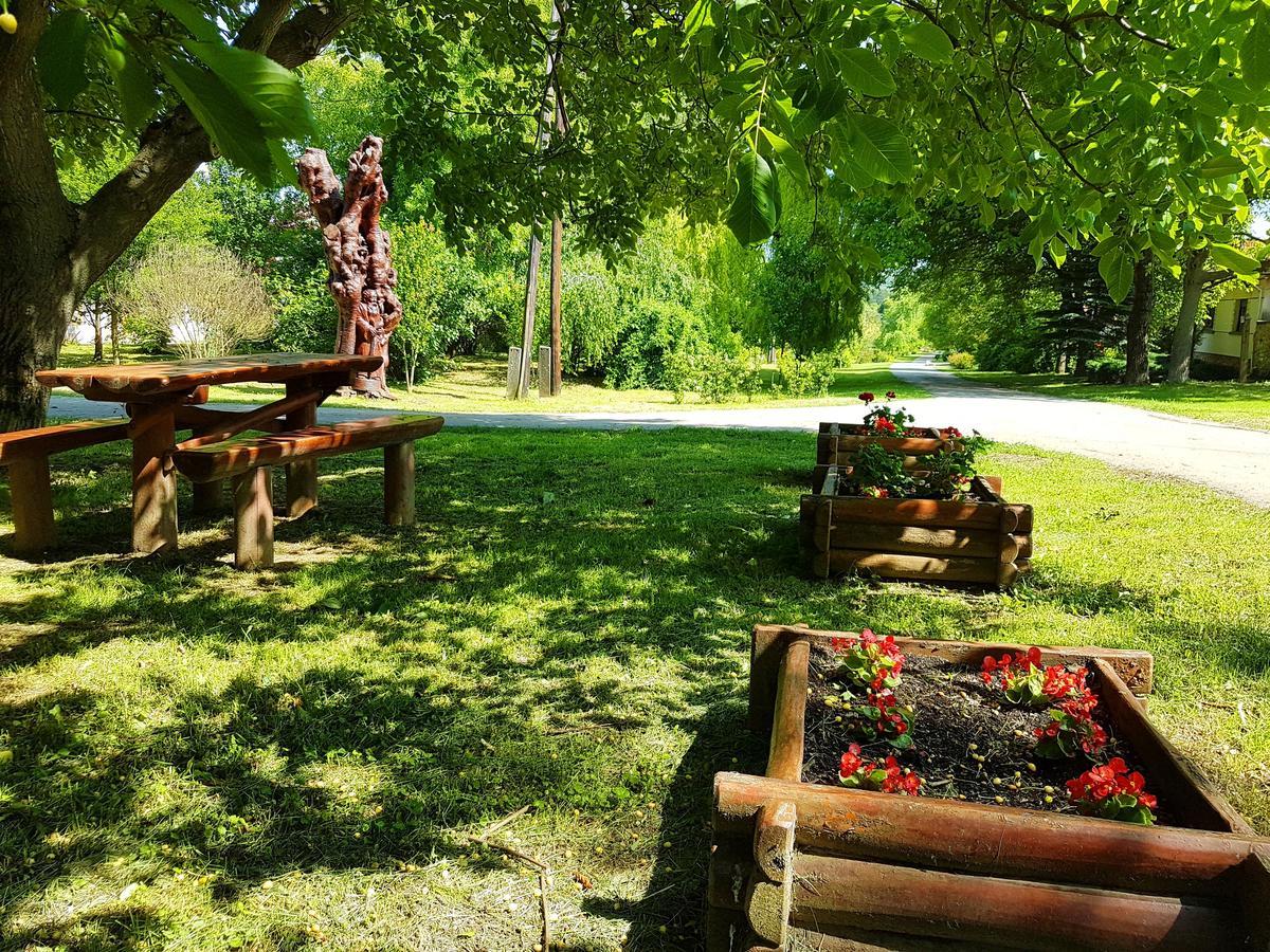 Kuti Vendeghaz Hotel Bakonykuti Buitenkant foto