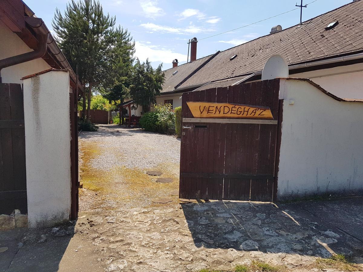 Kuti Vendeghaz Hotel Bakonykuti Buitenkant foto